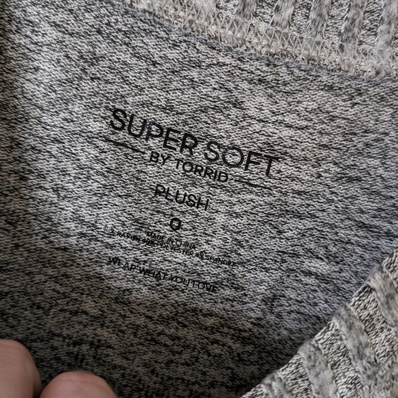 TORRIDSUPER SOFT PLUSH TOP  Size 0 V neck - Picture 6 of 7